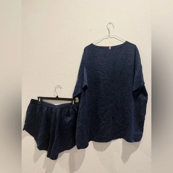 Lunya Nordstrom navy blue silk short sleeve t shirt top and shorts pajama set - Picture 10 of 11